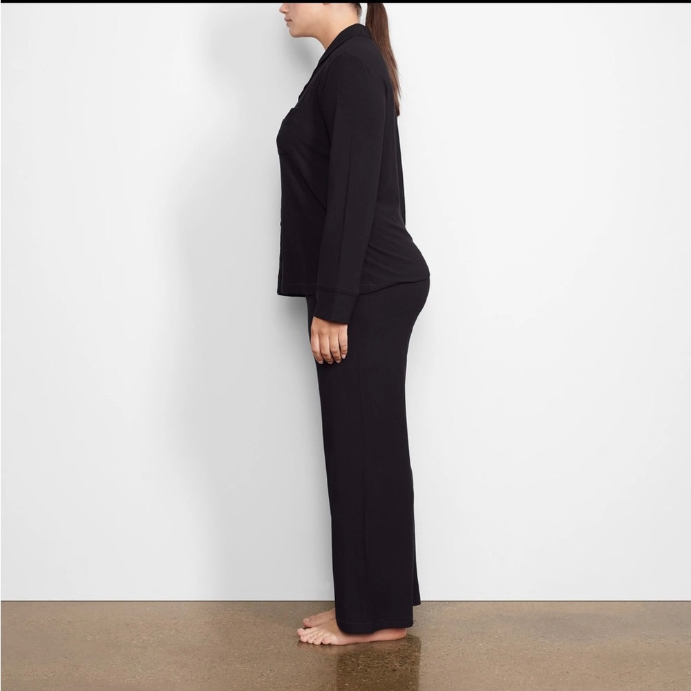 SKIMS Soft Lounge Cozy Pajama Set
Great Cozy Christmas Present Size XL Black